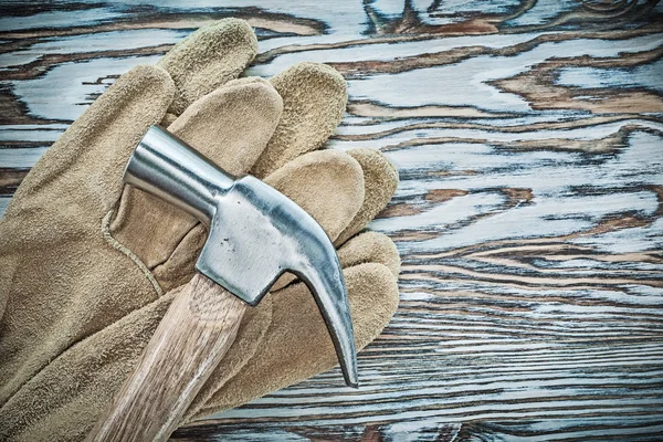 Lederen beschermende handschoenen klauw hamer op de houten plank — Stockfoto