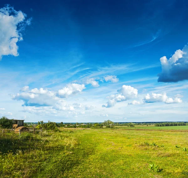 Сільське поле зору і хмарне небо — стокове фото