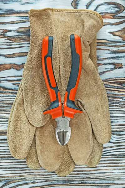 木板上的皮革安全手套钳 — 图库照片