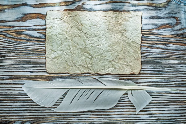 Vintage list papíru brku na dřevěné desce — Stock fotografie