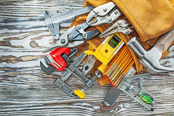 Cinto de ferramentas de couro com ferramentas em placa de madeira — Fotografia de Stock