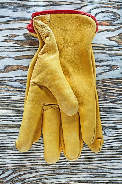 Кожаные перчатки на деревянной доске — стоковое фото
