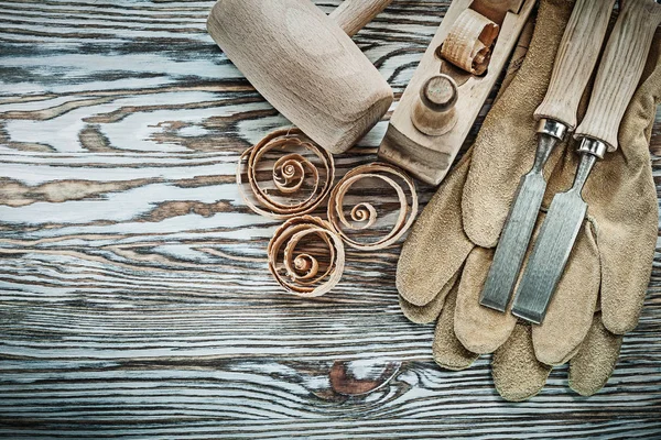 Uppsättning av säkerhet handskar trä hammare stämjärn hyvel planering marker — Stockfoto