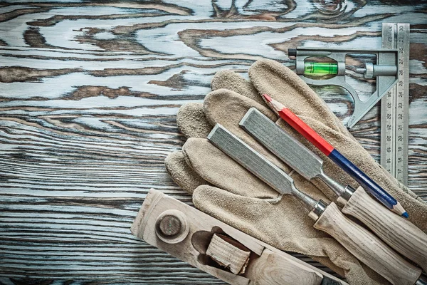 Juego de herramientas de carpintería sobre tabla de madera — Foto de Stock