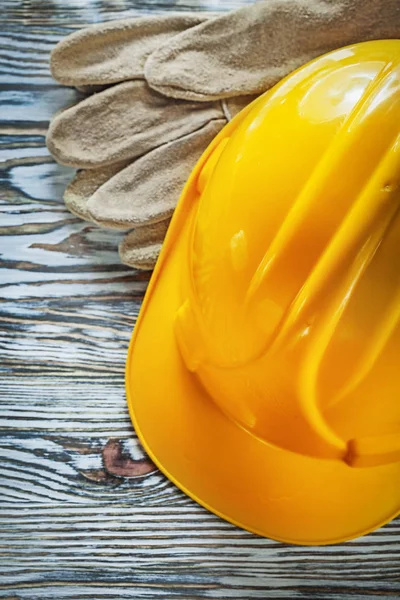 Kask vintage ahşap tahta üzerinde bina koruyucu eldivenler