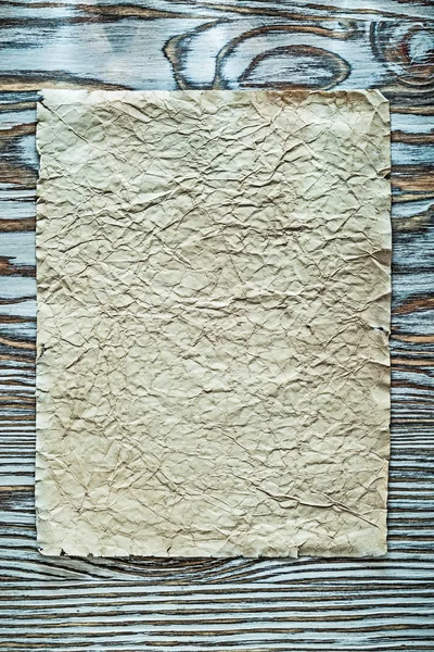 Vintage verfrommeld papier roll op houten bord — Stockfoto