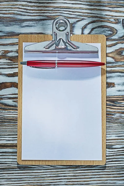 Penna di carta appunti su tavola di legno vista dall'alto — Foto Stock