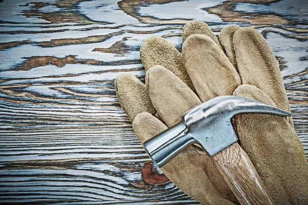 Par de guantes de seguridad martillo garra sobre tabla de madera — Foto de Stock