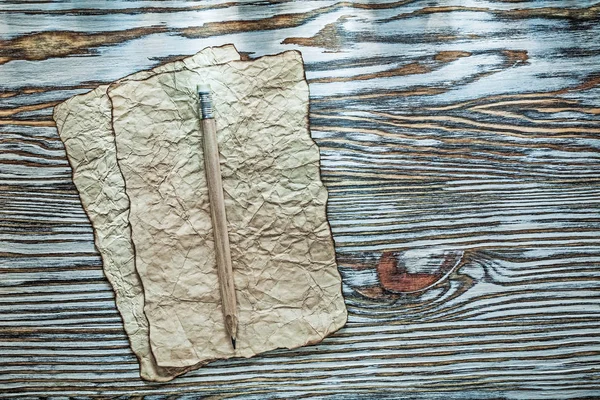 Vintage yaprak kağıt kalem ahşap tahta üzerinde — Stok fotoğraf