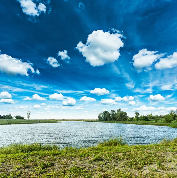 Vista no lago e belos skyes nublados — Fotografia de Stock