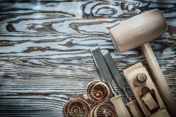 Klumpen Hammer Meißel Hobelhobel gewellte Späne auf Holzbrett — Stockfoto
