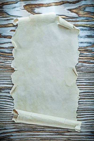 Vintage papierrol op houten plank bovenaanzicht — Stockfoto