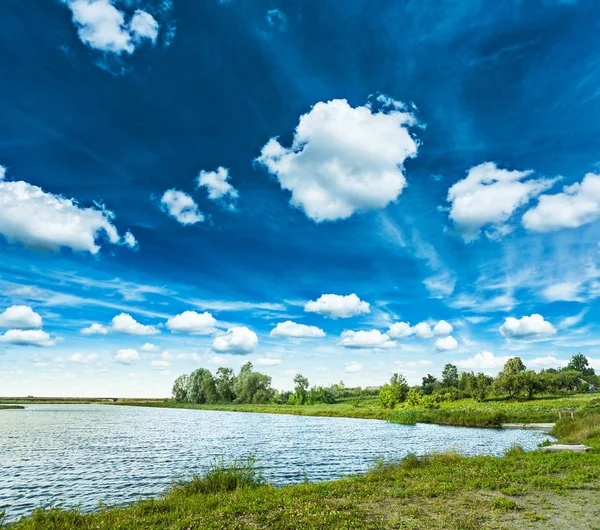 Lago na primavera com céu nublado bonito — Fotografia de Stock