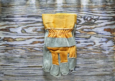 Ahşap tahta üzerinde inşaat eldiven