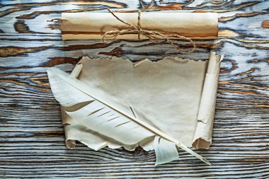 Vintage kağıt boş belge tüy ahşap tahta üzerinde kayar
