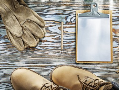 Koruyucu çizmeler eldiven panosu ahşap tahta üzerinde kalem