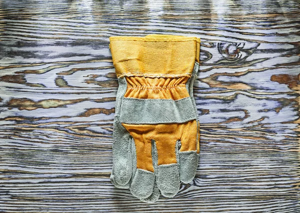 Ahşap tahta üzerinde inşaat eldiven