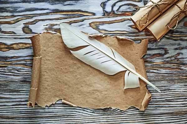 Rolki papieru Vintage quill pergamin na desce — Zdjęcie stockowe