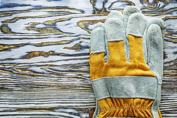 Захисні рукавички на дерев'яній дошці — стокове фото