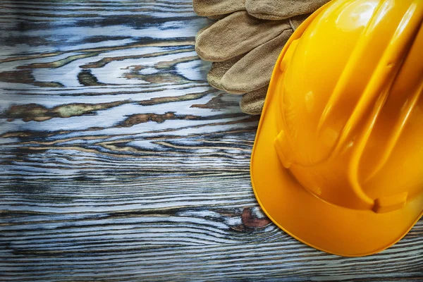 Kask vintage ahşap tahta üzerinde bina Emanet eldiven