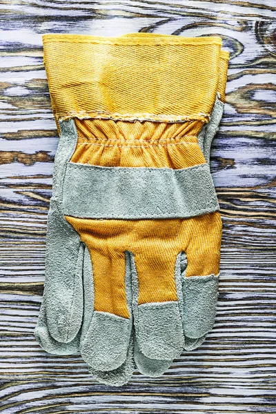 Emanet eldiven ahşap tahta üzerinde