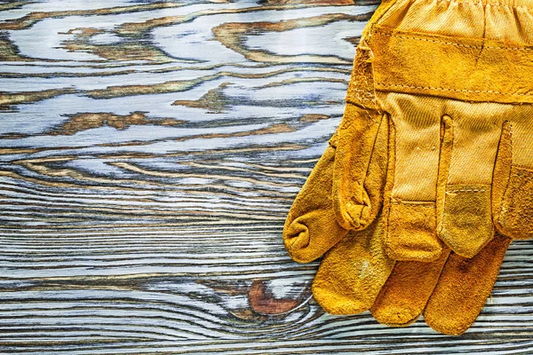 Жовті робочі рукавички на дерев'яній дошці — стокове фото