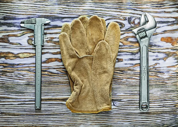 Рукавички безпеки на дерев'яній дошці з регульованим шарніром — стокове фото