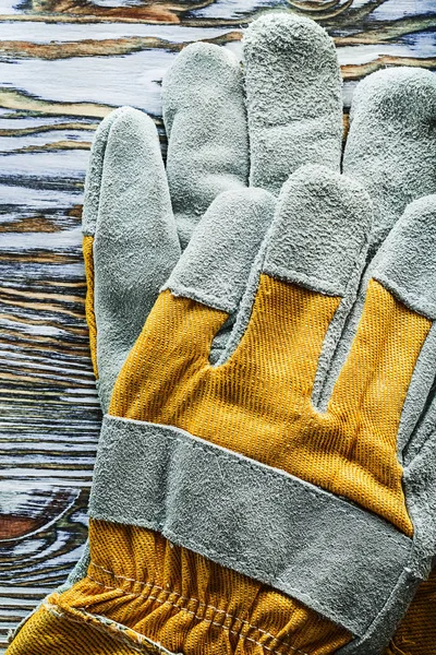 Ahşap tahta üzerinde koruyucu eldiven görünümü top