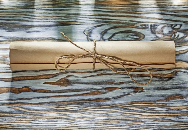 Alte Papierrolle auf Holzbrett — Stockfoto