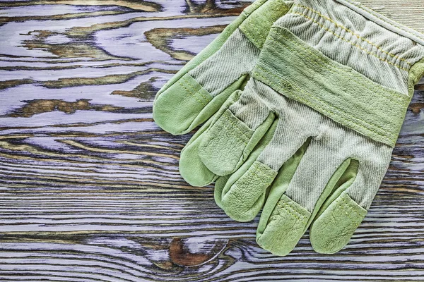 Ahşap tahta yatay görüntü üzerinde koruyucu eldivenler