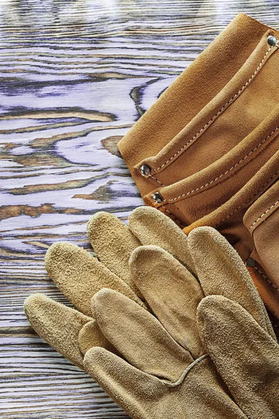 Kožené ochranné rukavice stavební pás na dřevěné desce — Stock fotografie