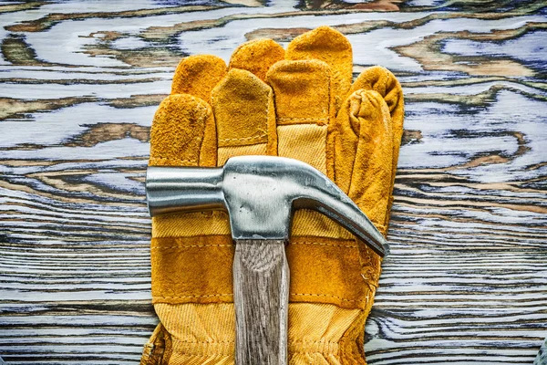 Робочі рукавички кіготь молоток на дерев'яній дошці — стокове фото