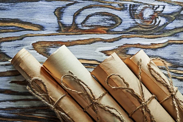 Винтажные бумажные свитки на деревянной доске — стоковое фото