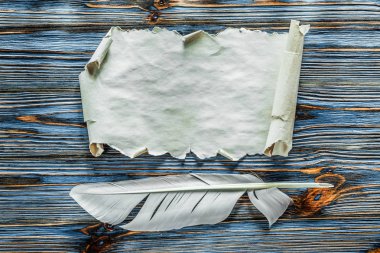 Mavi ahşap tahta üzerinde tüy top Vintage kağıt