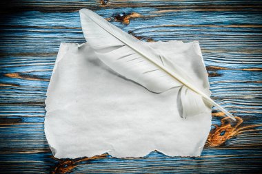 Ortaçağ kağıt kaydırma tüy mavi ahşap tahta üzerinde