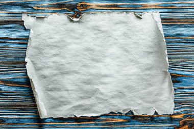 Mavi ahşap arka plan üzerinde Vintage boş kağıt kaydırma