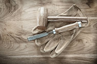 Ahşap tahta üzerinde tahta çekiç keski koruyucu eldivenler