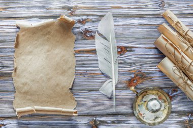 Vintage kağıt quill şamdan mavi ahşap backgrou üzerinde kayar