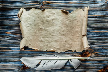 Mavi ahşap tahta üzerinde tüy top Vintage kağıt