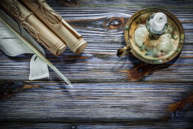 Vintage kağıt üzerinde mavi ahşap yaban domuzu quill mum mum rulolar