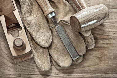 Ahşap tahta üzerinde tahta çekiç planer keski koruyucu eldivenler