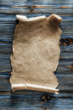 Vintage kağıt rulosunun mavi ahşap tahta üzerinde