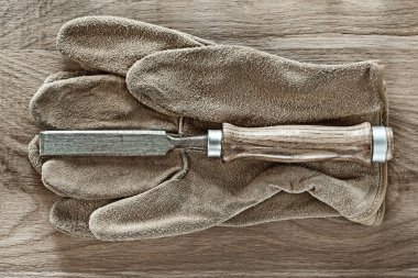 Düz keski deri Emanet eldiven ahşap tahta üzerinde