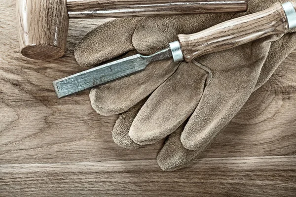 Rękawice ochronne dłuta drewniany młotek na pokładzie drewna — Zdjęcie stockowe