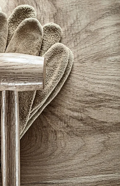 Пара рукавичок безпеки дерев'яний молоток на дошці — стокове фото