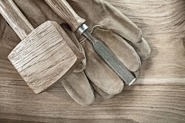 Forfaitaire hamer beitel lederen beschermende handschoenen op houten bord — Stockfoto