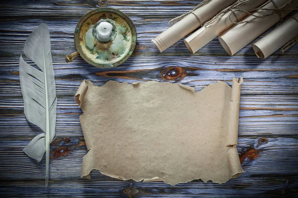 Vintage Tachopapierrollen veer kandelaar op blauwe houten CHTERGRO — Stockfoto