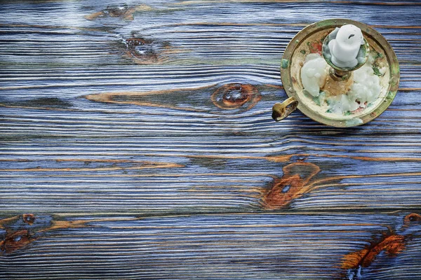Vela castiçal vintage na placa de madeira azul — Fotografia de Stock