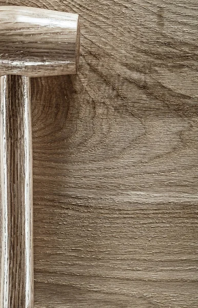 Martillo de terrón sobre tabla de madera —  Fotos de Stock