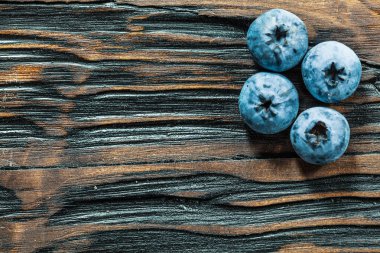 Antika ahşap tahta üzerinde yaban mersini.